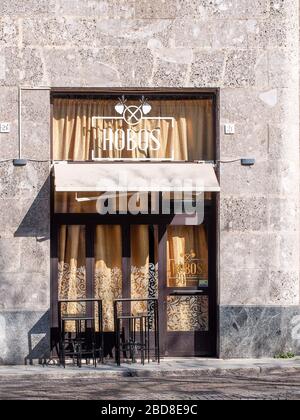 Nicht identifizierte wenige Menschen in leeren Straßen während der Sperrung und Ausbruch 2020 in Cremona, Italien unter Quarantäne. Geschlossene kleine Geschäfte. Stockfoto