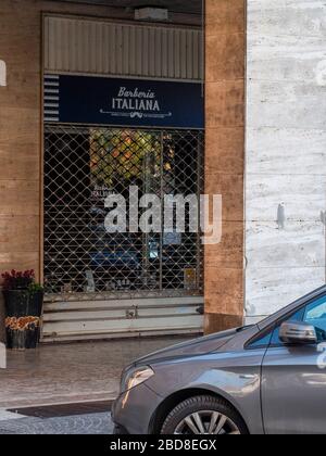 Nicht identifizierte wenige Menschen in leeren Straßen während der Sperrung und Ausbruch 2020 in Cremona, Italien unter Quarantäne. Geschlossene kleine Geschäfte. Stockfoto