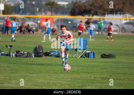 Teen Fußballspieler im Begriff, den Ball auf einen Freistoß zu schlagen Stockfoto