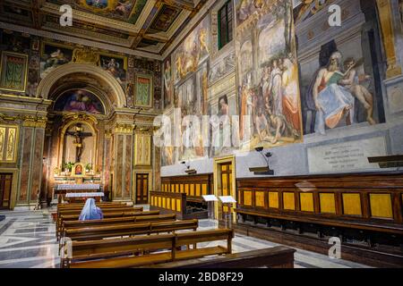 Katholische, allein christliche Nonne, Innenraum des Oratorio del Santissimo Crocifisso (Oratorium des Allerheiligsten Kruzifixes), manieristische Gemälde, Rom, Italien. Stockfoto