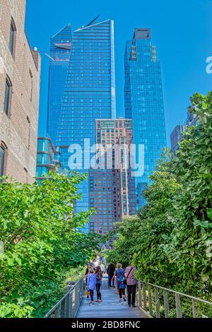 Ausgangspunkt der High Line ein erhöhter linearer Park in New York Stockfoto