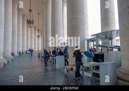 Touristen, die durch den Sicherheitskontrollpunkt des Petersdoms, Vatikanstadt, Rom, Italien, fahren. Stockfoto