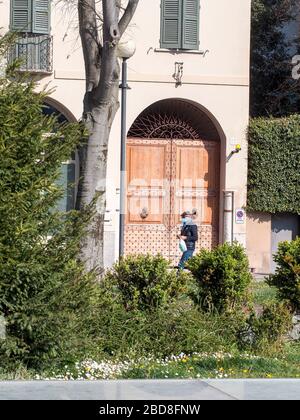 Unidentifizierte wenige Menschen in leeren Straßen im Jahr 2020 sperren sich und Ausbruch in Cremona, Italien unter Quarantäne Stockfoto