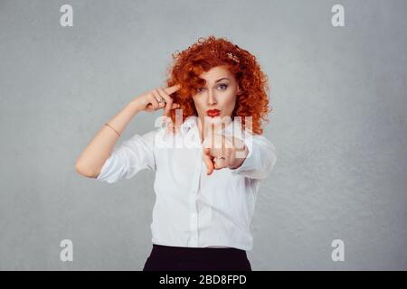 Du bist es! Portrait wütend unglücklich verärgert redhead lockig junge Frau wird verrückt Zeigefinger auf Sie Kamera zeigen Handgeste das sind Sie chos Stockfoto