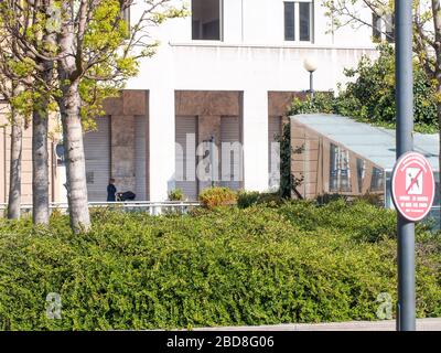 Unidentifizierte wenige Menschen in leeren Straßen im Jahr 2020 sperren sich und Ausbruch in Cremona, Italien unter Quarantäne Stockfoto