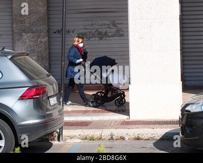 Unidentifizierte wenige Menschen in leeren Straßen im Jahr 2020 sperren sich und Ausbruch in Cremona, Italien unter Quarantäne Stockfoto