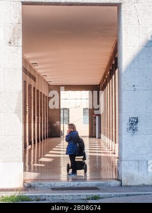 Unidentifizierte wenige Menschen in leeren Straßen im Jahr 2020 sperren sich und Ausbruch in Cremona, Italien unter Quarantäne Stockfoto