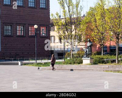 Unidentifizierte wenige Menschen in leeren Straßen im Jahr 2020 sperren sich und Ausbruch in Cremona, Italien unter Quarantäne Stockfoto
