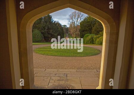 Eingang zum Chawton House mit Blick auf die große, geschwungene Auffahrt Stockfoto