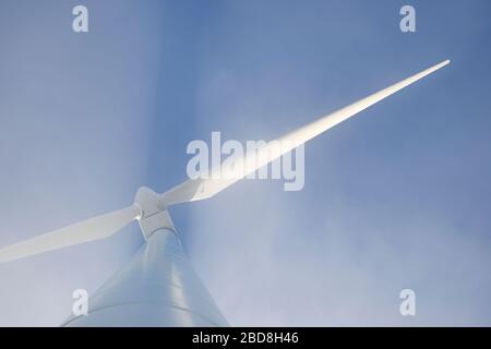 Windkraftanlage für nachhaltige elektrische Energieerzeugung in Spanien. Stockfoto