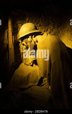 Soldat in Gasmaske im Untergrund zum Schutz vor Atomkrieg. Stockfoto