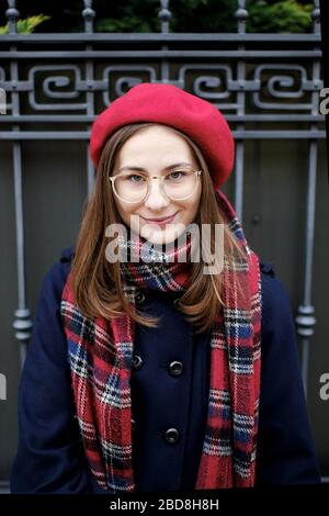 Junge französisch Millennial Mädchen in Baskenmütze und Mantel Stockfoto