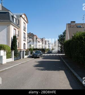 Strasbourg, Frankreich - 18. März 2020: Quadratisches Bild leere französische Straße während Coronavirus Covid-19 Pandemie-Ausbruch mit Luxus-BMW-SUV geparkt und klarem blauen Himmel Stockfoto