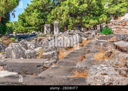 Ruinen der antiken griechischen Stadt Priene in der Türkei an einem sonnigen Sommertag Stockfoto