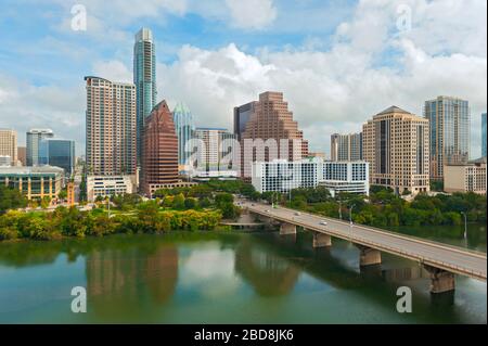 Austin, Skyline von Texas mit Lady Bird Lake und Brücke zur Kongress-Avenue Stockfoto