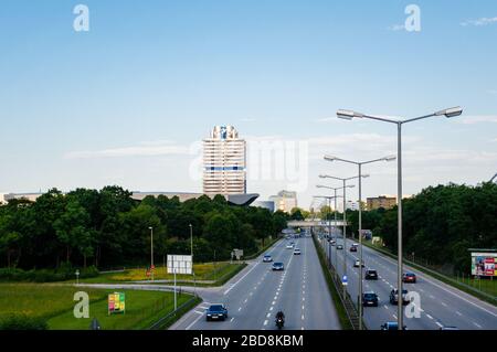 München, 6. Juni 2010: Luftbild von BMW-Vierzylinder Englisch: BMW Vierzylinder HQ Tower dient seit 1973 als Weltzentrale für bayerische Autohersteller - Straßenfahrzeuge und Stadtbild Stockfoto