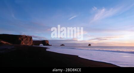 Der schwarze Sandstrand am Bogen DyrhÃ³laey in Südisland Stockfoto