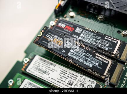 Paris, Frankreich - 18. Januar 2019: Nahaufnahme einer Reihe schneller NVME ssd-Computerfestplatten mit Fokus auf die neue Samsung 970 EVO V-nand SSD Stockfoto