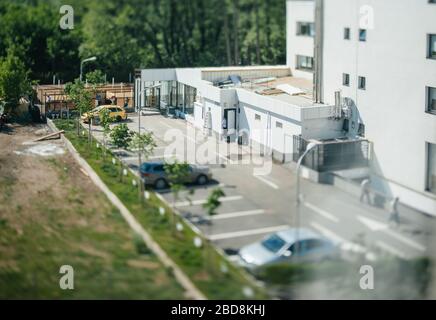 Bukarest, Rumänien - 30. April 2012: Tagesszene Neige-Shift-Objektivfokus-Ansicht Antenne über dem hinteren Parkplatz des Restaurantgebäudes Stockfoto