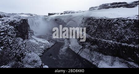 Der majestätische Wasserfall Dettifoss an der JÃ¶kulsÃ¡rgljÃºfur-Schlucht Stockfoto