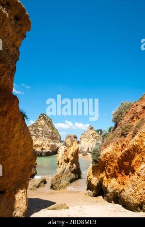 Helle sonnige Aussicht auf dramatische Felsformationen im Algarve-Teil von Südportugal Stockfoto