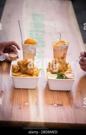 Genießen Sie Street Food auf einer Bank, Lower Marsh Market, London Waterloo Stockfoto