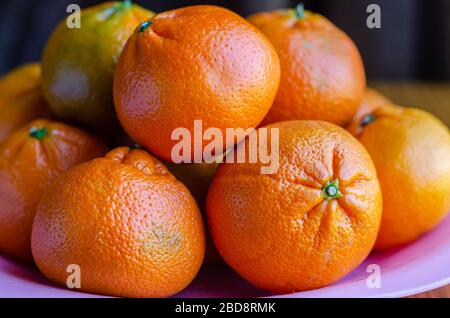 Frische Mandarinorange Früchte auf einem Teller in einem Standbild. Stockfoto