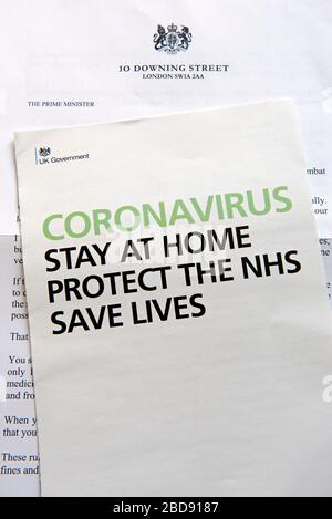 Brief und Broschüre des Premierministers der britischen Regierung Coronavirus an jeden Haushalt in Großbritannien. NHS Coronavirus Service Stockfoto