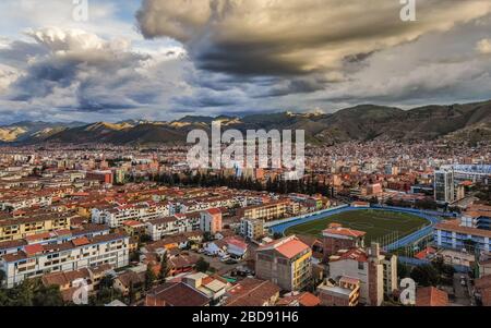 Schöne Luftaufnahme über dem wolkigen und sonnigen Himmel von Cusco, der Hauptstadt des Inka-Reiches, und dem Inka Garcilaso de la Vega College Stadium, während der Th Stockfoto