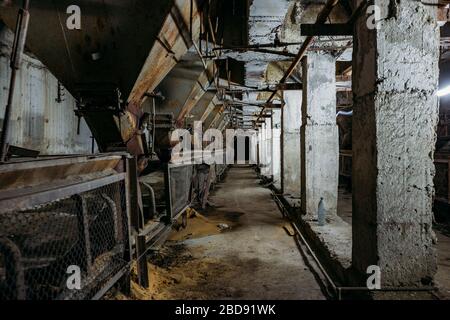 Verlassene Zement und Beton Fabrik. Alte Förderbänder und rostige Trichter Stockfoto