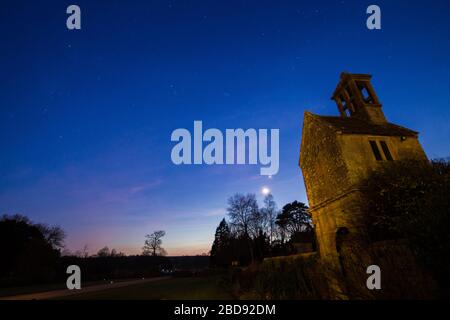 Eine alte Kirche unter dem klaren Sternenhimmel in der englischen Landschaft Stockfoto