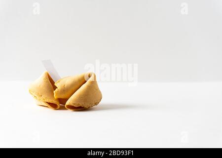 Zwei Glückskekse auf einem hellen weißen Hintergrund mit einem leeren Raum für ein Vermögen und Kopie Raum; Landschaftsansicht Stockfoto