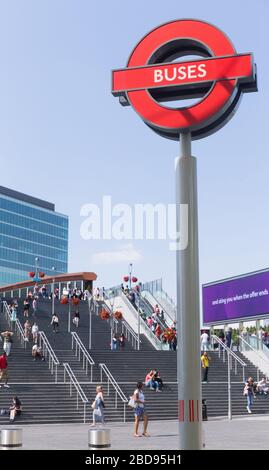 Busbahnhof Stratford und die Meridian Steps, Westfield Stratford City Stockfoto