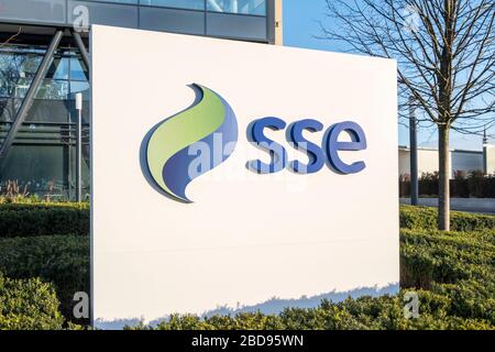 Zeichen des Energieunternehmens SSE außerhalb seines Hauptquartiers in Reading, Berkshire, England, GB, Großbritannien Stockfoto