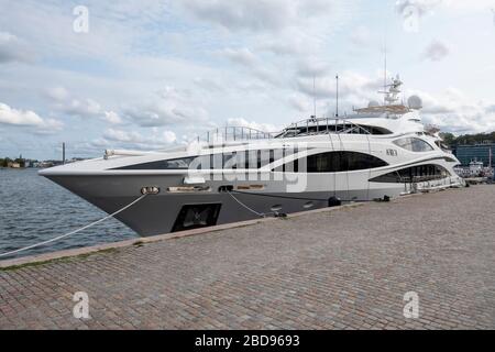 Große Yacht im Hafen von Stockholm, Schweden, Europa Stockfoto