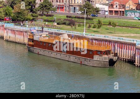 Schwimmendes Hotel (Boot) am Fluss Sava, Belgrad/Serbien. Stockfoto