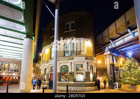 Globe Tavern, Borough Market, beleuchtet bei Nacht Stockfoto