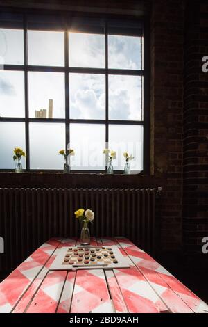 Schachbrett auf einem Tisch im Kennington Park Cafe, London Stockfoto