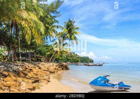 Blaue Jetski am Surin Beach, Phuket, Thailand Stockfoto