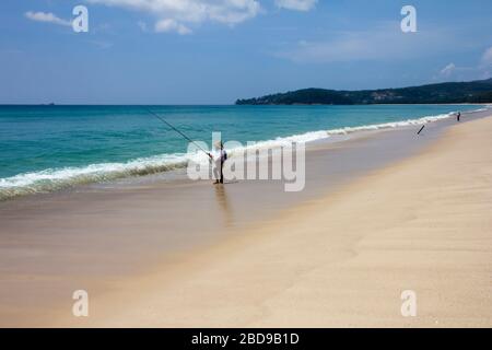 Angeln am Strand von Bang Tao, Phuket, Thailand Stockfoto