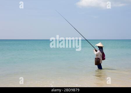 Frau, die am Strand von Bang Tao, Phuket, Thailand, angeln Stockfoto