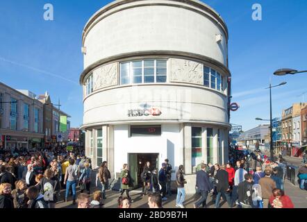 Menschenmassen um Camden High Street Stockfoto