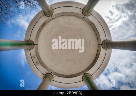 Blick auf die Decke und das Dach einer Gartenlaube in Yokosuka, Japan. Stockfoto