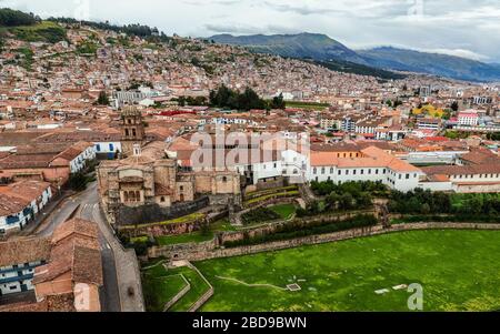 Luftaufnahme über leere Korikancha Gärten, Inka Tempel der Sonne in Cusco, und die leeren Straßen der Stadt wegen Coronavirus Sperrung Stockfoto