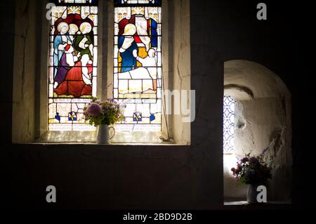 Buntglasfenster in einer alten Kapelle Stockfoto