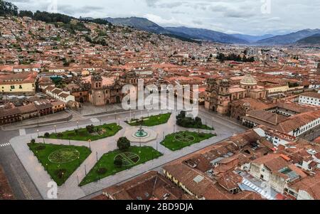 Ein Millionenpanorama über die leere Plaza de Armas, das Stadtzentrum von Cusco, Peru, ohne Menschen wegen der Quarantäne des Coronavirus Stockfoto