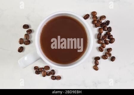 Draufsicht auf Kaffeetasse und frische Kaffeebohnen. Stockfoto