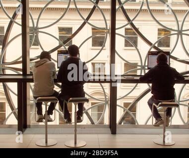 Rückansicht von Männern, die an Computern arbeiten, Birmingham Library, Birmingham, Großbritannien Stockfoto