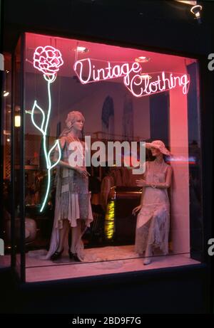 Vintage Clothing Shop in der Melrose Ave. Nachts in Los Angeles, Kalifornien Stockfoto