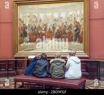 Schüler, die während des Agamemnon von Aeschylus ein Publikum in Athen betrachten, gemalt von William Blake Richmond im Birmingham Museum & Art Gallery Stockfoto